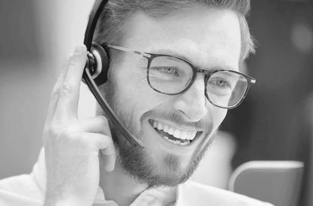 Mitarbeiter im Kundenservice am Telefon
