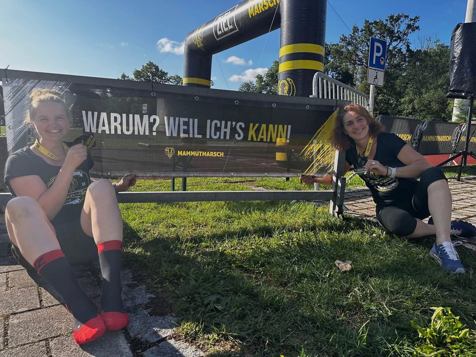 Im Ziel des Mammutmarsch vor dem Banner: Warum? Weil ich es kann!