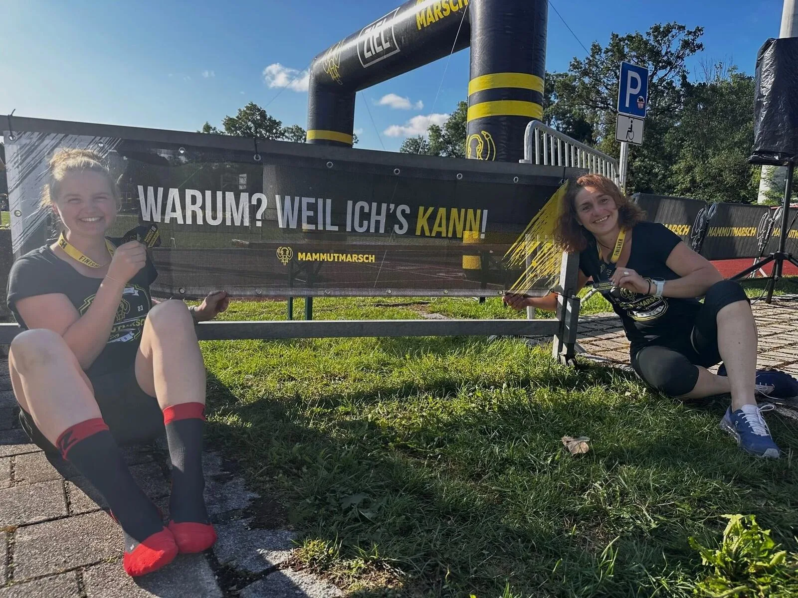 Im Ziel des Mammutmarschs vor dem Banner: Warum? Weil ich es kann!